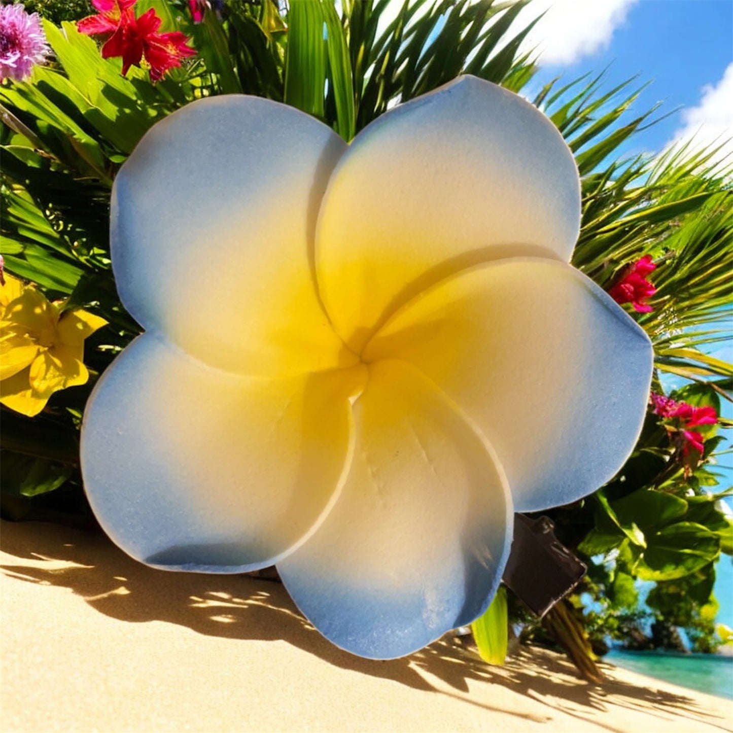 🌺 Barrette Fleur Plumeria – Évasion Hawaïenne au Bout des Cheveux !