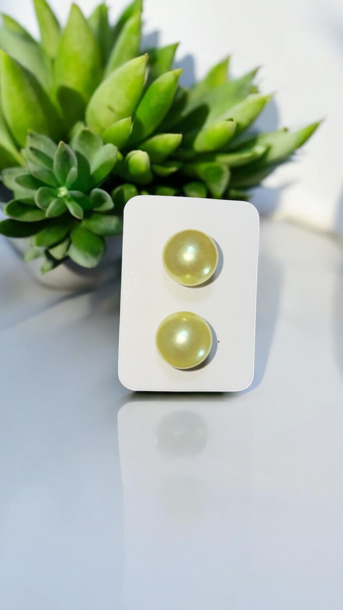 Boucles d’oreilles perles nude – Élégance minimaliste et intemporelle