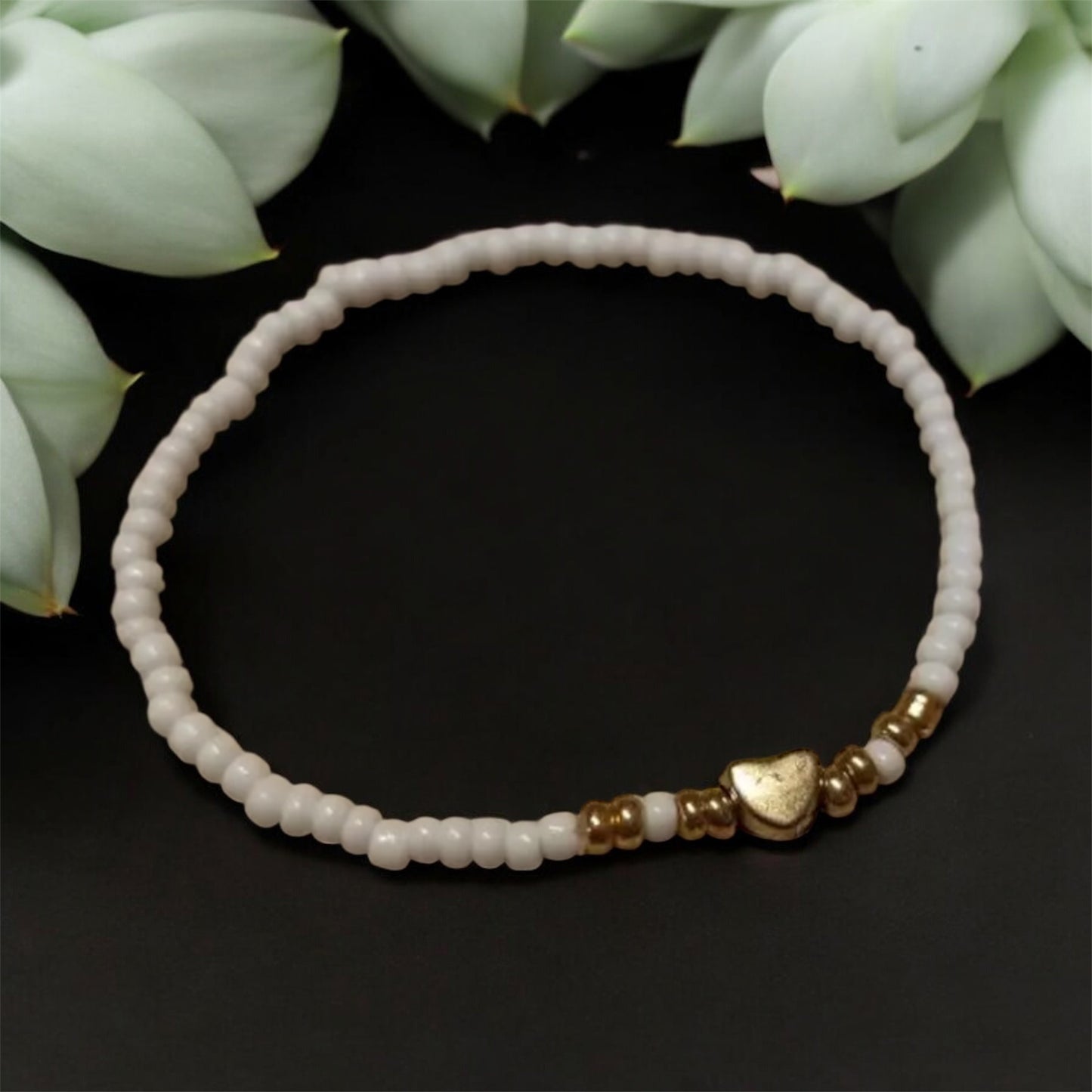 Bracelet coeur et Perles Fines – Blanc & Détails Dorés