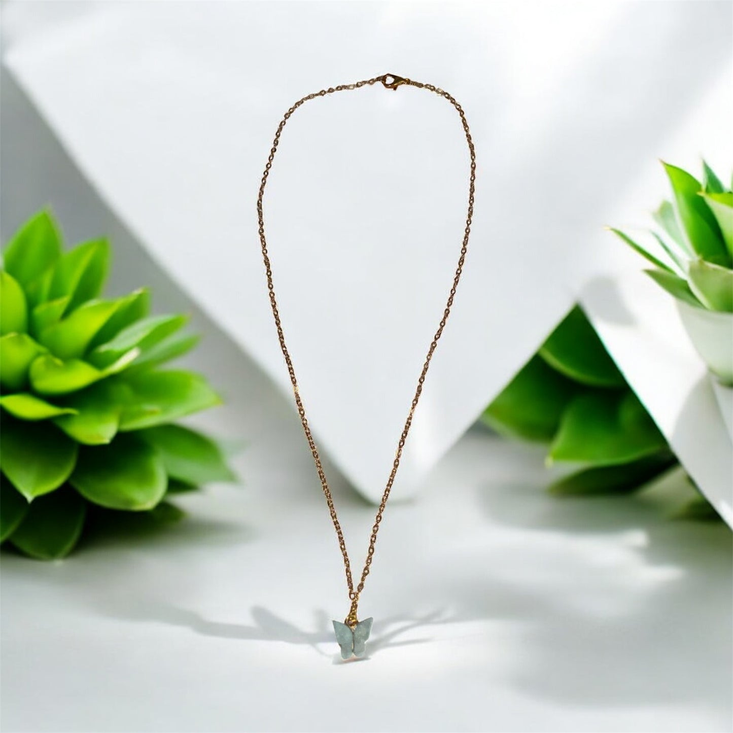 Collier Papillon – Chaîne Dorée & Pendentif Coloré