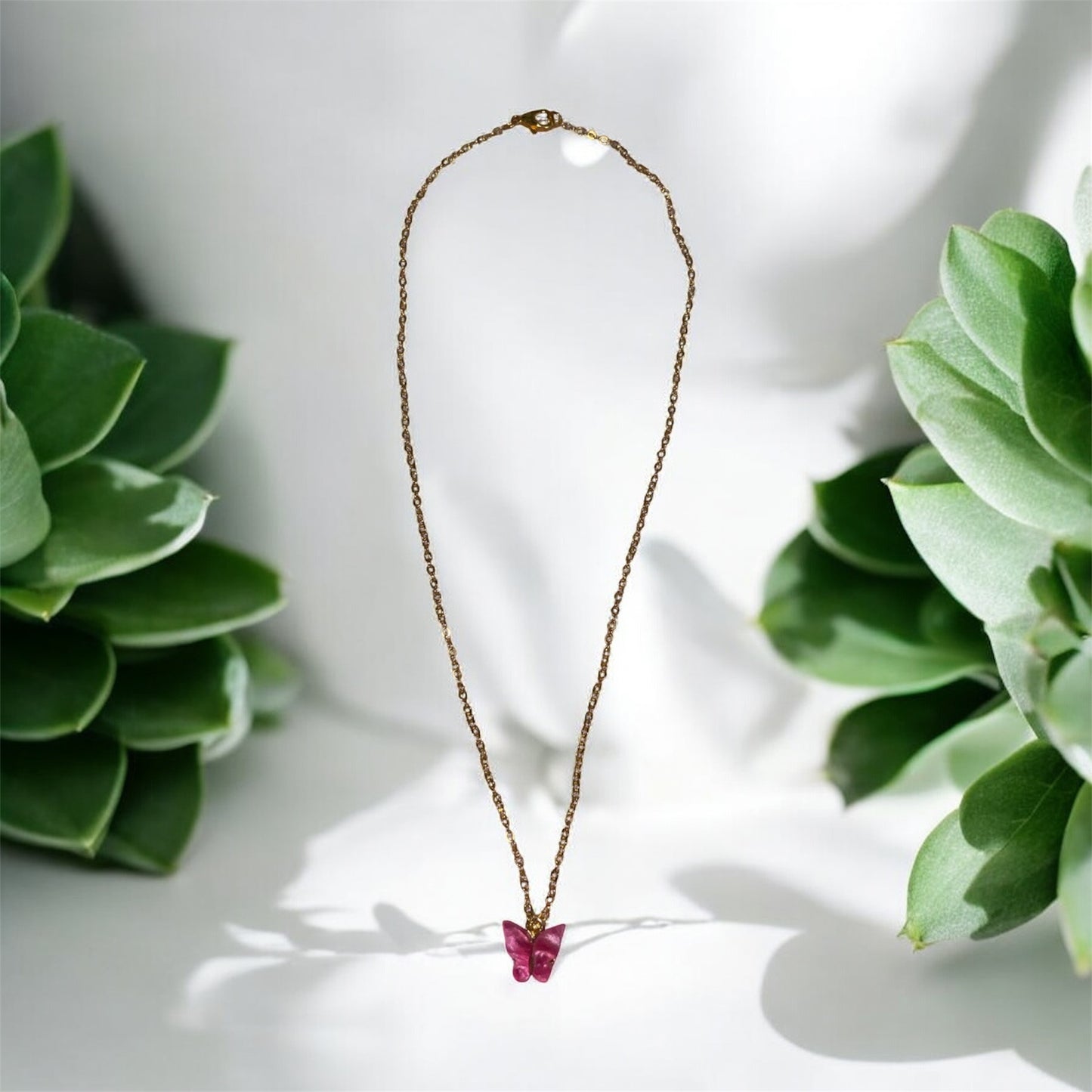 Collier Papillon – Chaîne Dorée & Pendentif Coloré