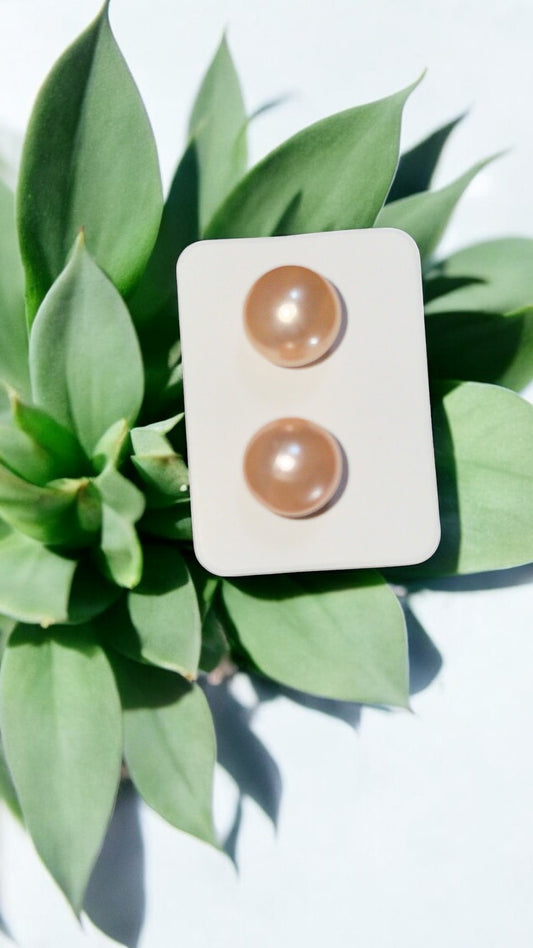 Boucles d’oreilles perles nude – Élégance minimaliste et intemporelle