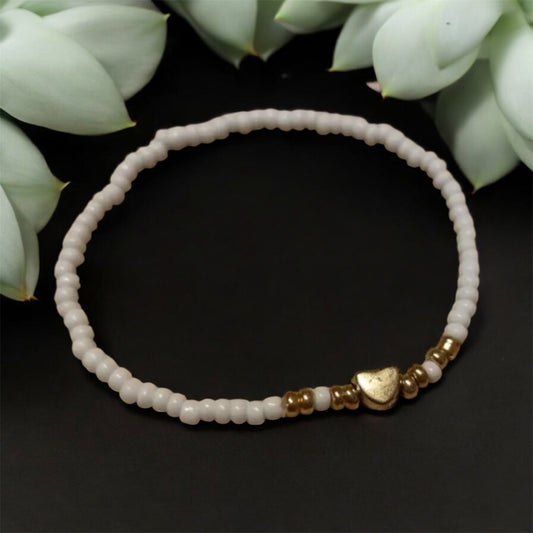 Bracelet coeur et Perles Fines – Blanc & Détails Dorés