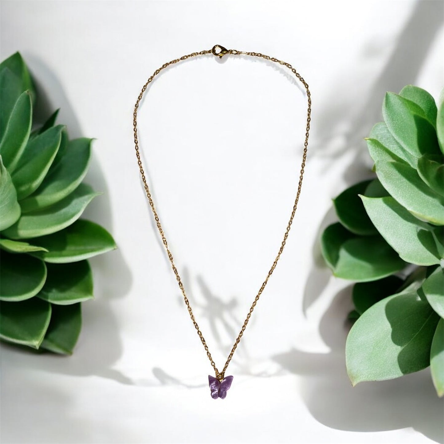 Collier Papillon – Chaîne Dorée & Pendentif Coloré