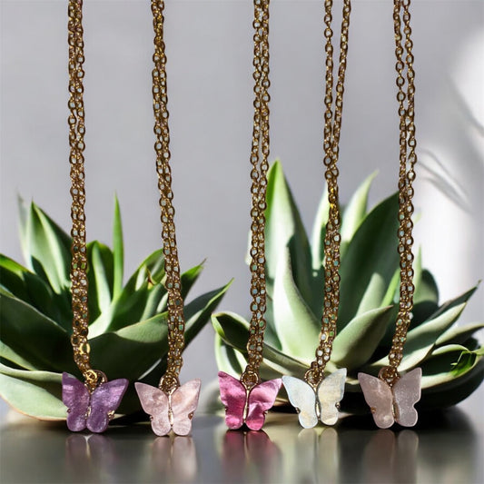 Collier Papillon – Chaîne Dorée & Pendentif Coloré