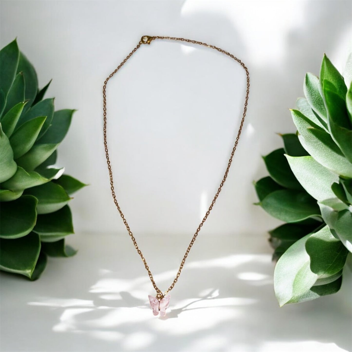 Collier Papillon – Chaîne Dorée & Pendentif Coloré