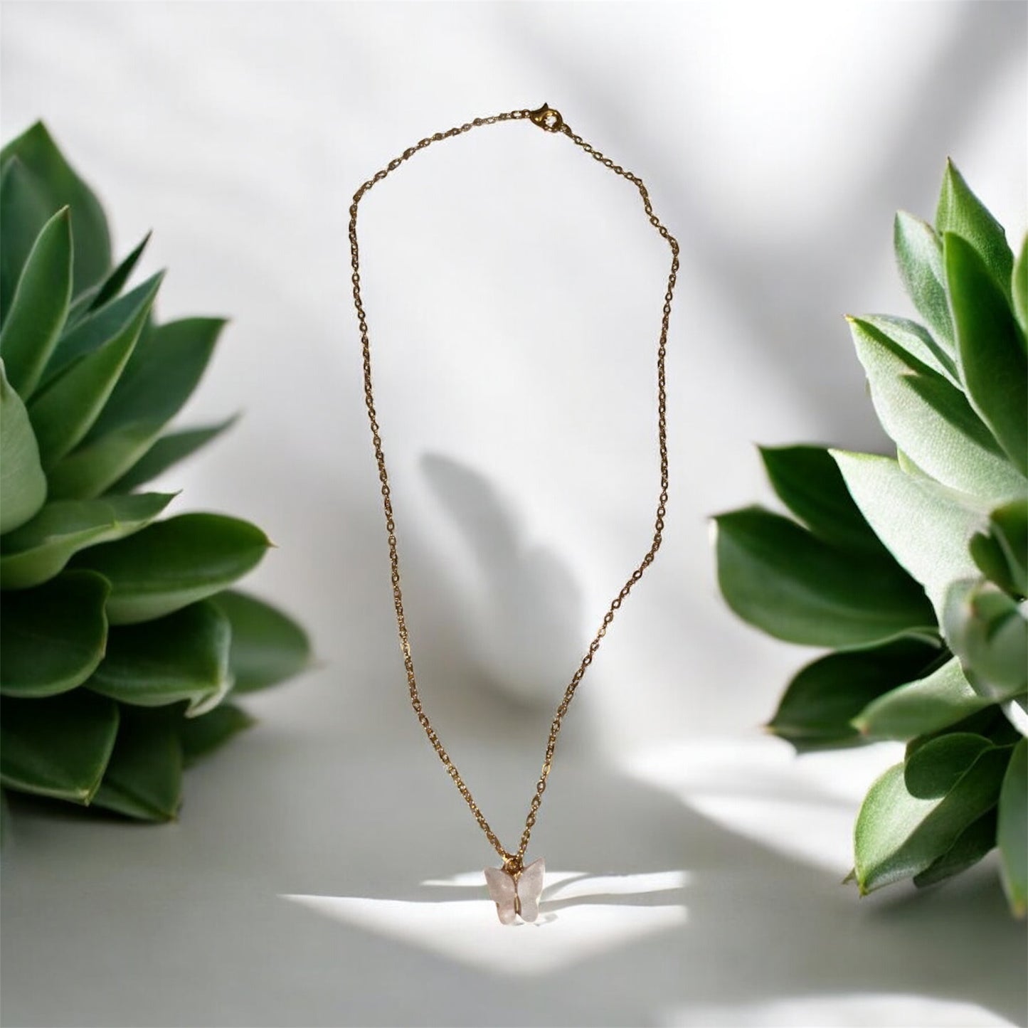 Collier Papillon – Chaîne Dorée & Pendentif Coloré
